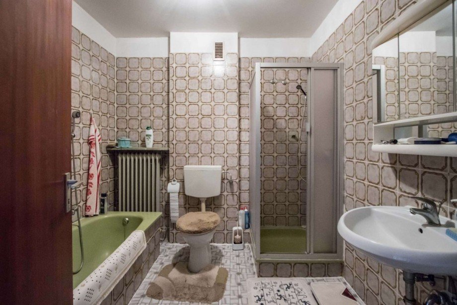 Das Bad mit Wanne und Dusche Reihenmittelhaus Dortmund