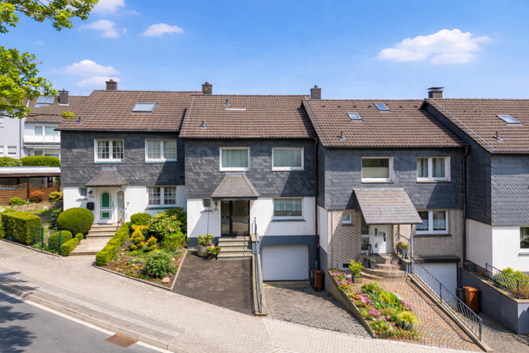 Au�en Stran�enansicht Ennepetal - Ennepetal - Voerde Reihenmittelhaus Charmantes, sehr gepflegtes Mittelhaus mit Garage in Ennepetal-Voerde!