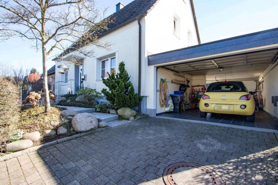 Garage mit Sektionaltor am Hau Doppelhaush�lfte Breckerfeld