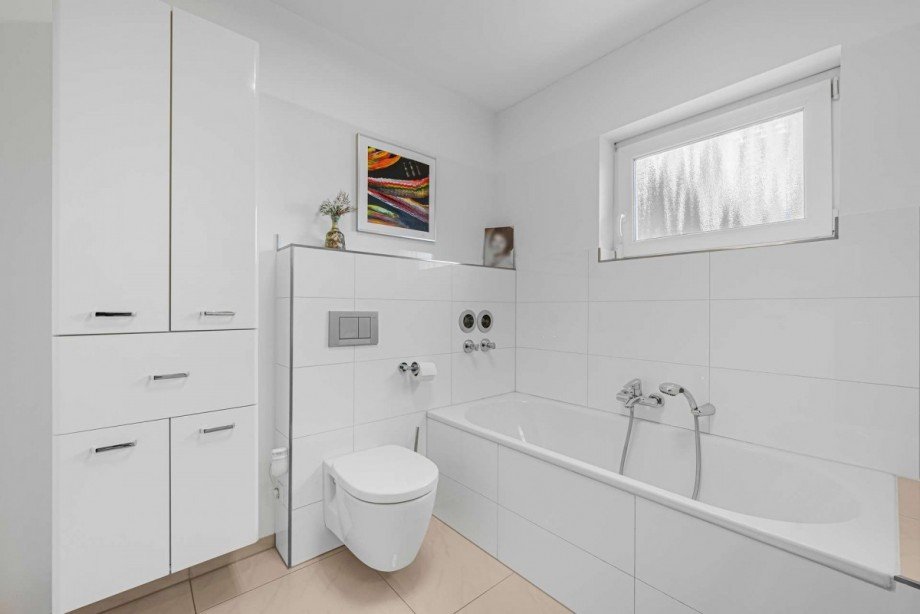 Tageslichtbad mit Wanne und Zweifamilienhaus Frechen