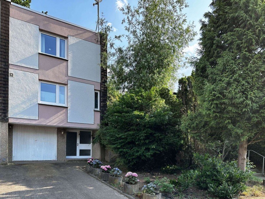 Eingangsseite mit Garage Reihenmittelhaus Wetter