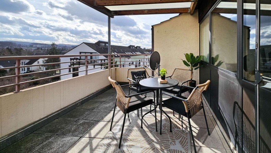 �berdachter Sonnebalkon Dachgeschosswohnung Wetter