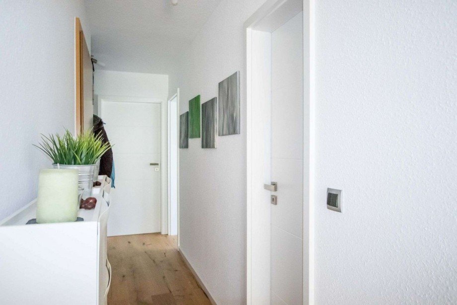 Die Diele �ffnet sich in einen Terrassenwohnung Wetter