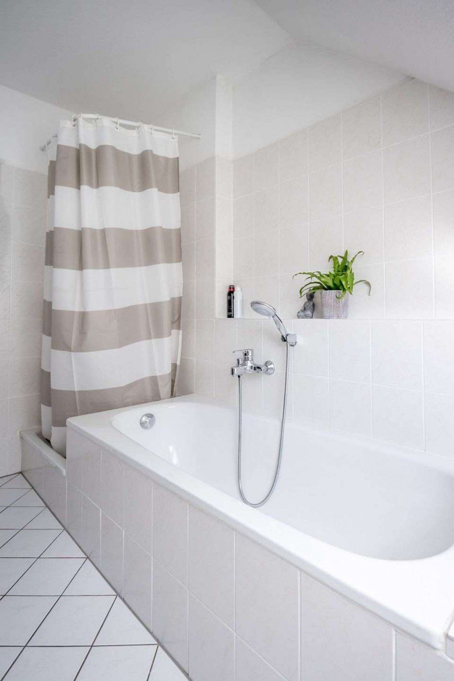 Wanne und Dusche Maisonettewohnung Wetter