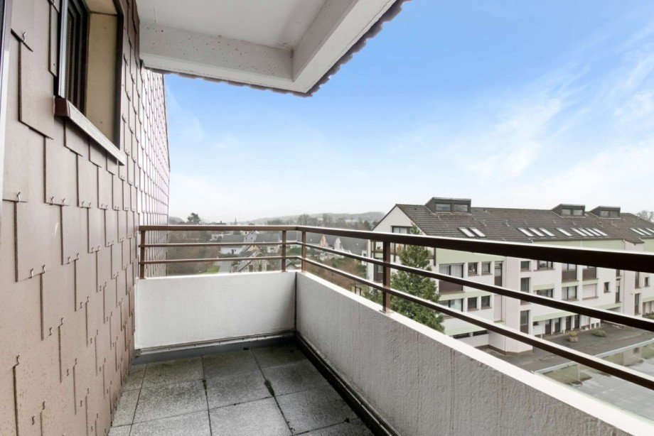 mit seitlichem Balkon Dachgeschosswohnung Wetter