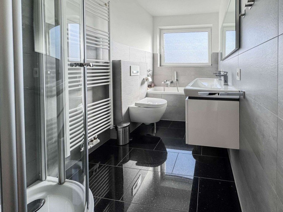 Tageslichtbad mit Wanne und Du Wohnung Herdecke