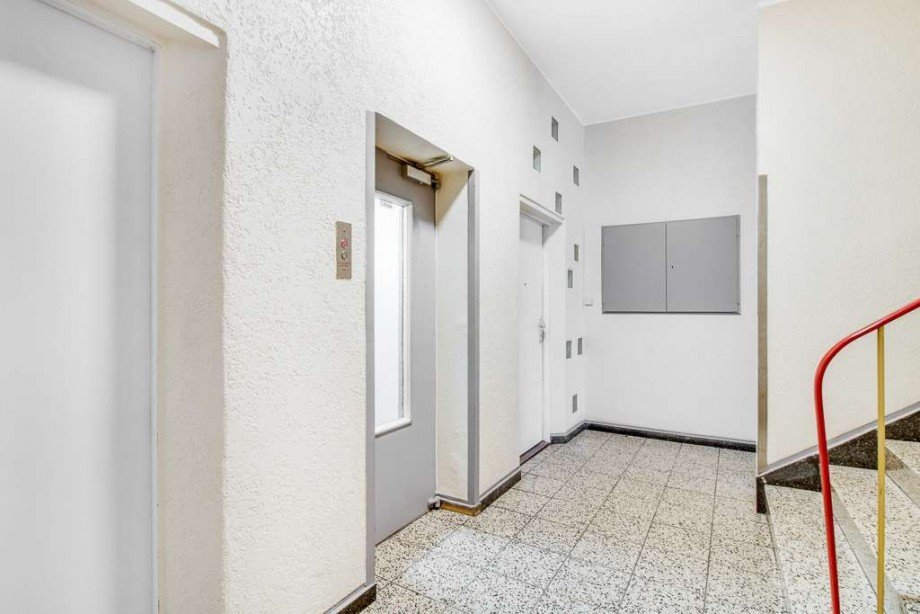 Treppenhaus mit Aufzug Wohnung Wetter