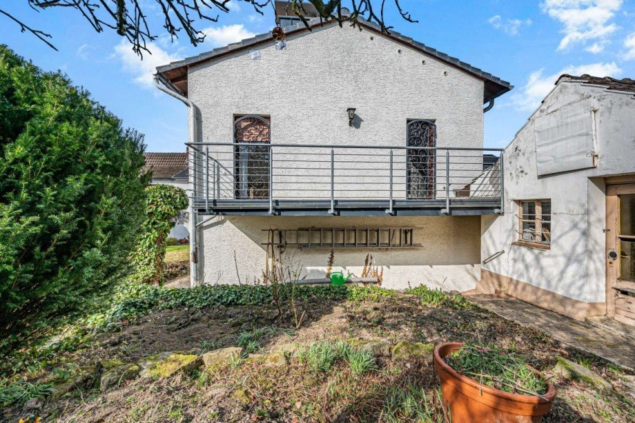 Au�enansicht mit ehemaligem Stallgeb�ude Wohnung Hagen