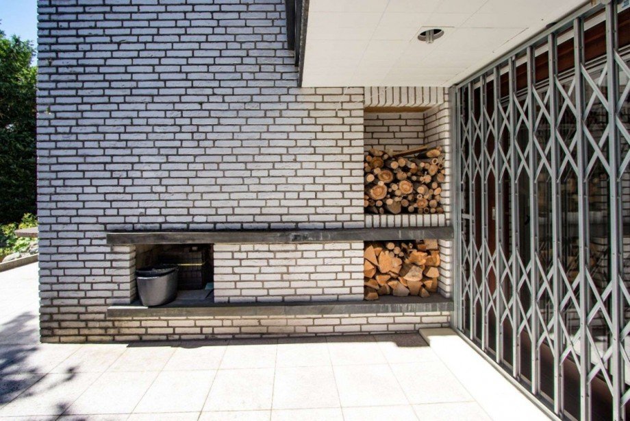 Au�enkamin, rechts das Schwimm Einfamilienhaus Dortmund