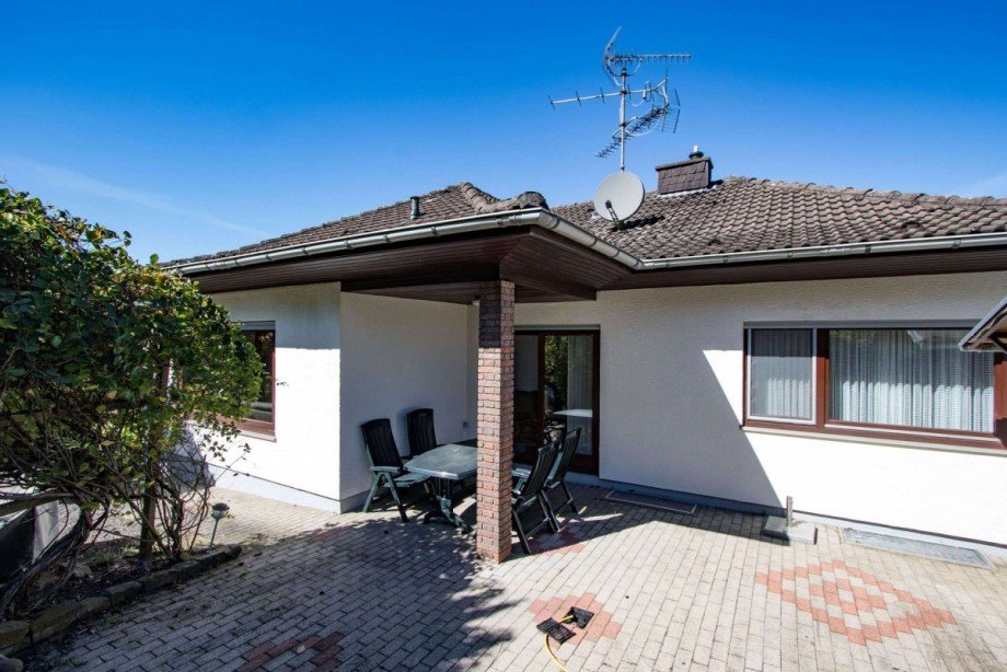 Gartenseite mit �berdachter Te Einfamilienhaus Wetter