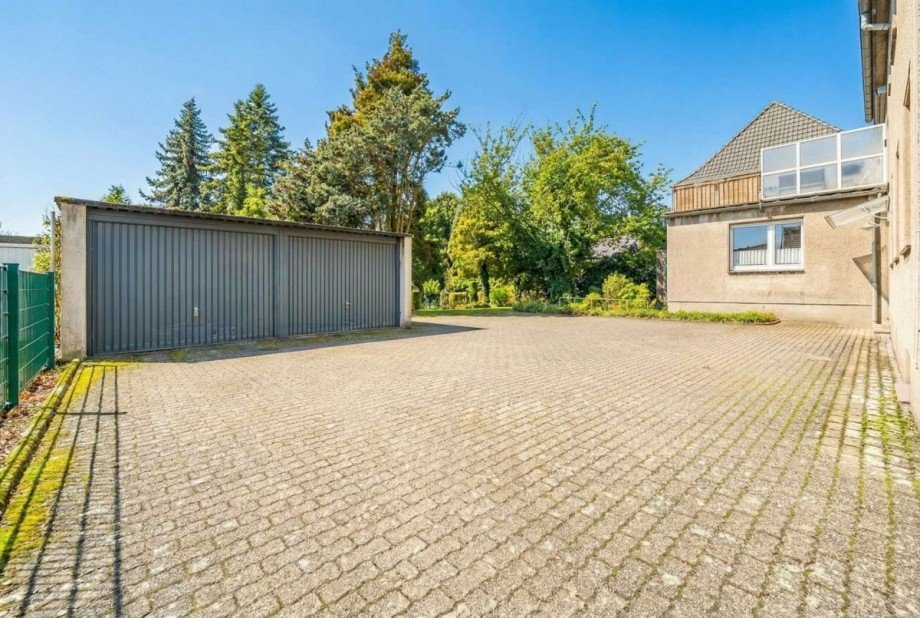Zwei Garagen im gepflasterten Hof Mehrfamilienhaus Herten