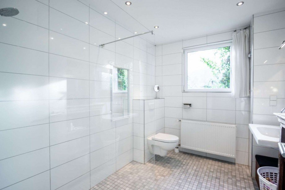Bad mit ebener Dusche Einfamilienhaus Wetter