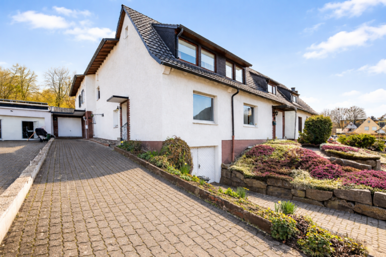 Au�enansicht mit Zufahrt Hagen Reiheneckhaus Eigentumswohnung mit Hauscharakter und Einliegerwohnung, Kamin, Garten und Garage in Hagen-Vorhalle!