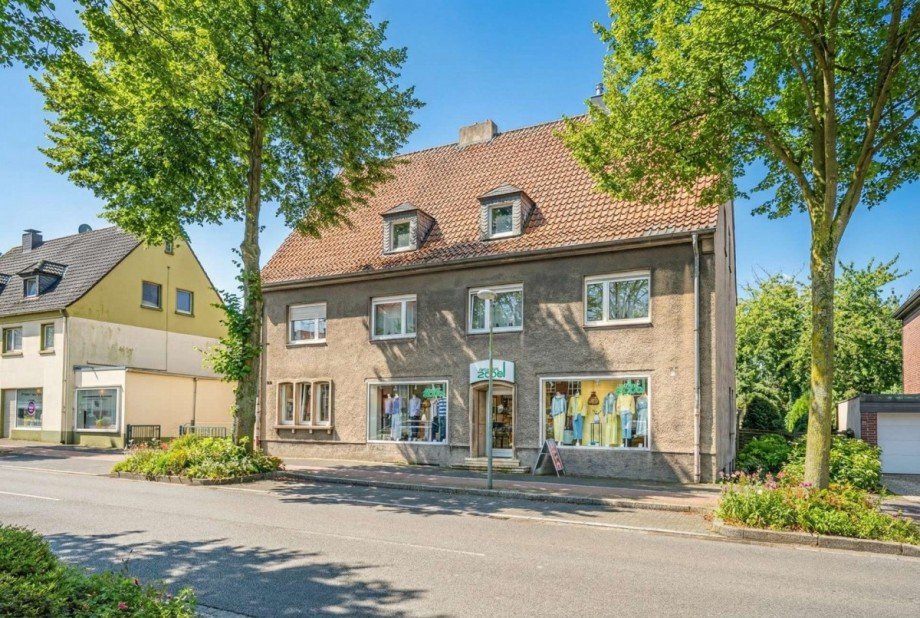 Stra�enseite mit Ladenlokal Mehrfamilienhaus Herten