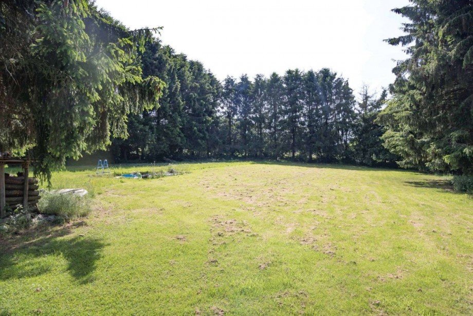 Gro�e, eben Gr�nfl�che Mehrfamilienhaus Wetter