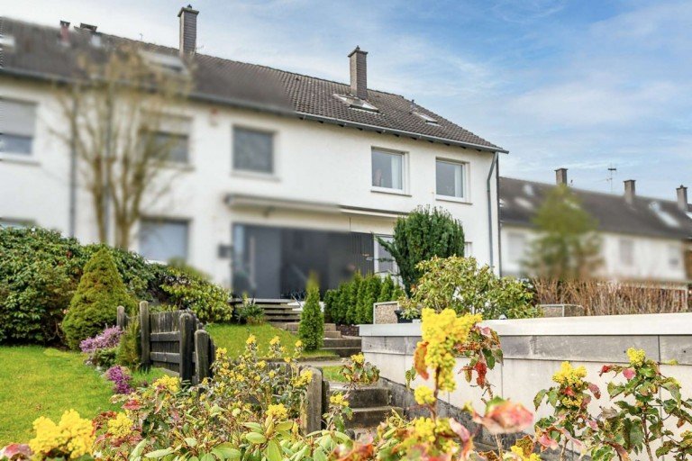 Die Eingangsseite Dortmund Reihenmittelhaus VERKAUFT! Schickes Raumwunder in TOP-Lage vom Dortmunder S�den! Reihenendhaus in Berghofen.