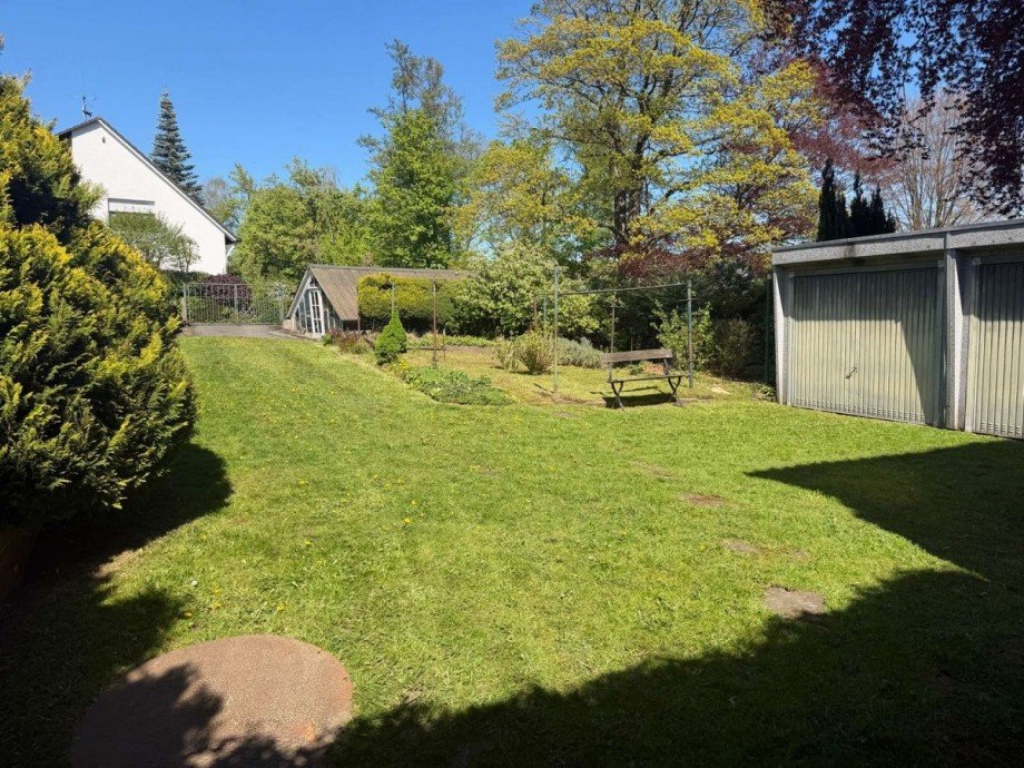 Vorderer Gartenbereich mit Nebengeb�uden Villa Wetter (Ruhr)