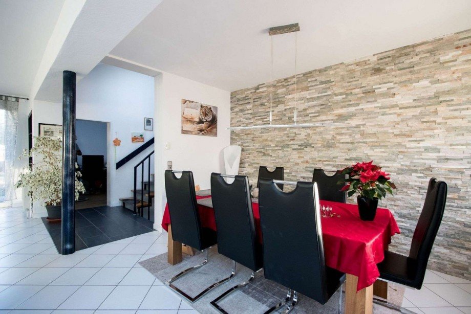 Der Essbereich mit Natursteinw Einfamilienhaus Wetter