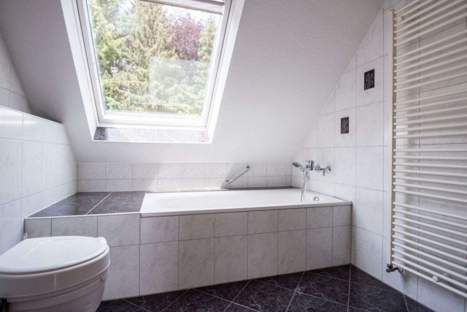 Tageslichtbad mit Wanne und Dachgeschosswohnung Wetter