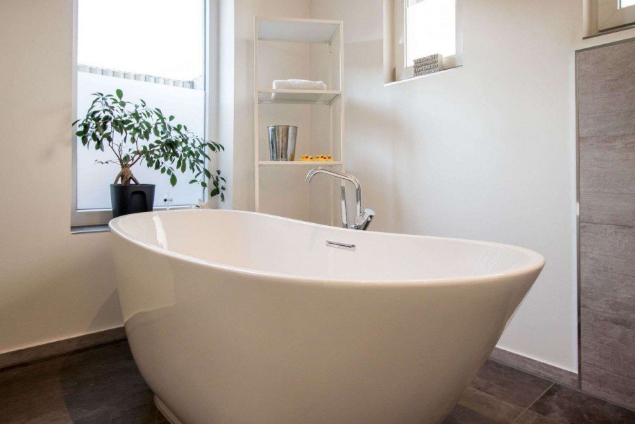 mit freistehender Wanne 2,10m Terrassenwohnung Wetter