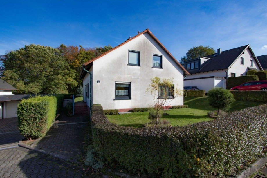 Links ist der Hauseingang Einfamilienhaus Wetter