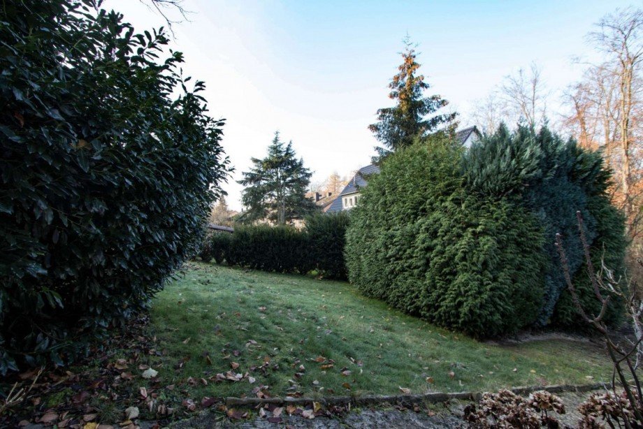 Teilansicht des gro�en Gartens Einfamilienhaus Wetter