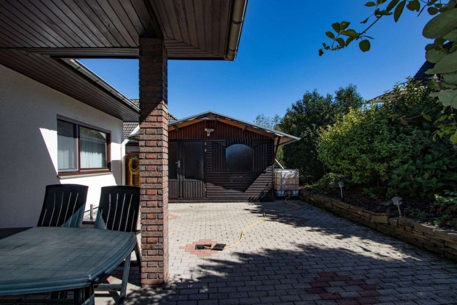 Ein gro�es Gartenhaus ist inkl Einfamilienhaus Wetter