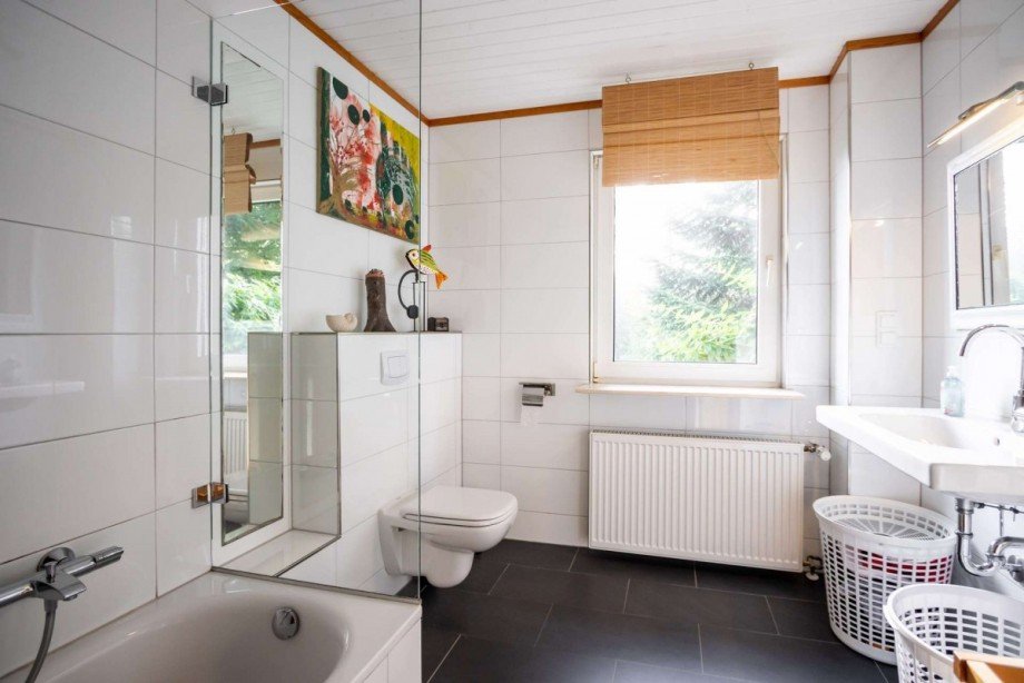 Tageslichtbad mit Wanne im OG Einfamilienhaus Wetter