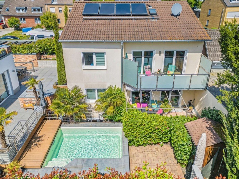 Impression Pool und Zweifamilienhaus Haus Frechen