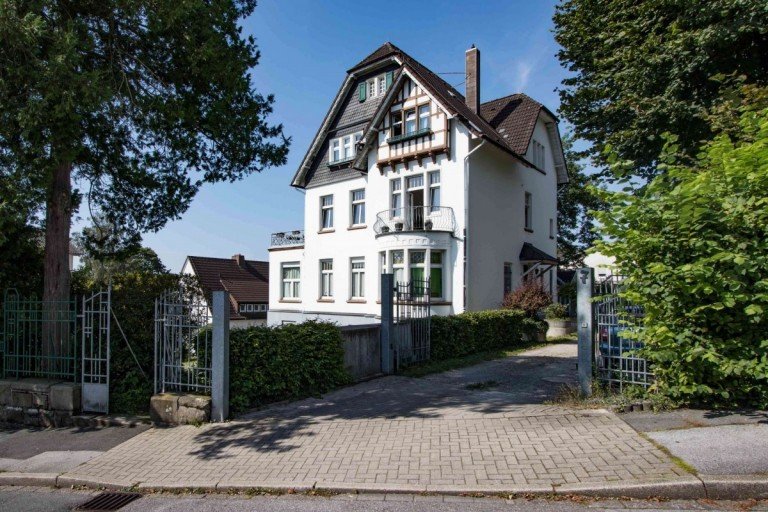 Herrenhaus mit Tor und Zufahrt Ennepetal Renditeobjekt VERKAUFT! Stilvolles, ehemaliges Herrenhaus mit 4 Wohneinheiten und Baupotential in gefragter Lage!