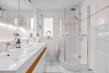Bad mit Eckdusche Maisonette-Eigentumswohnung mit gro�em Balkon, eigenem Garten und Stellplatz in Witten, am Schnee!
