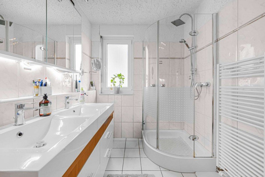 Bad mit Eckdusche Maisonettewohnung Witten