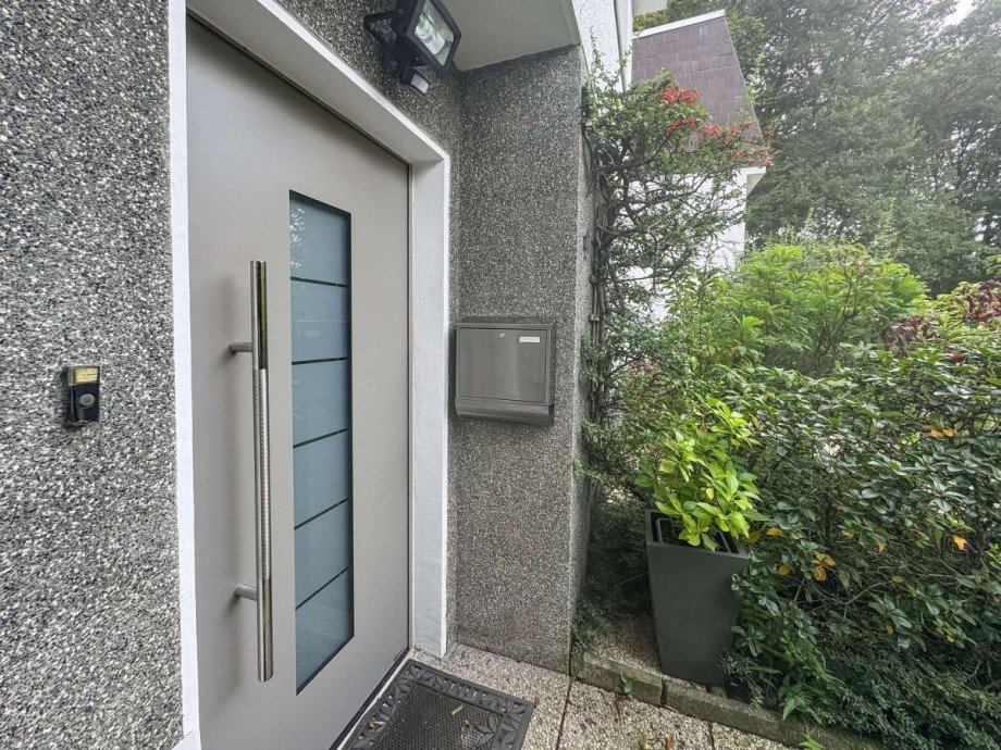 Erneuerte Haust�ranlage Reihenmittelhaus Wetter