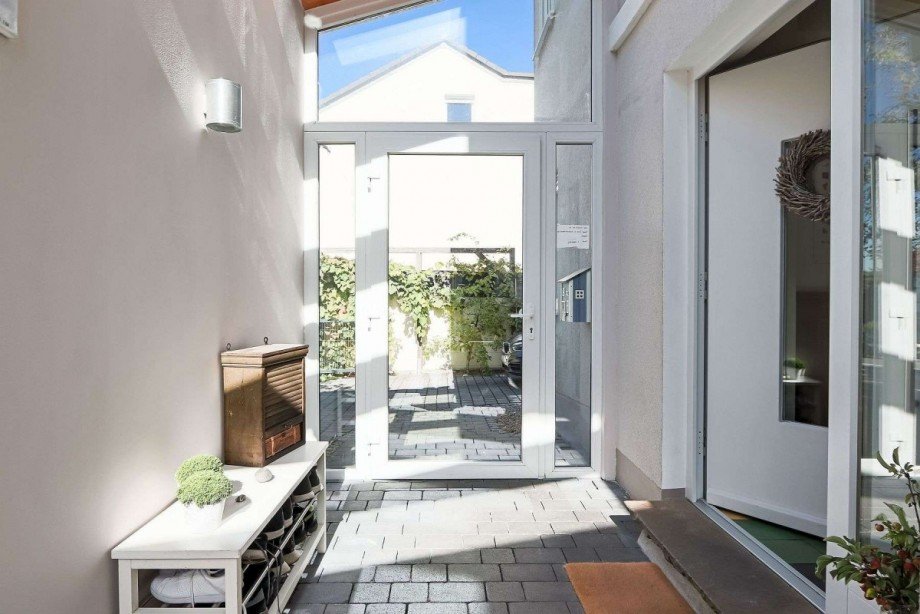 Verglaster Windfang Einfamilienhaus Wetter
