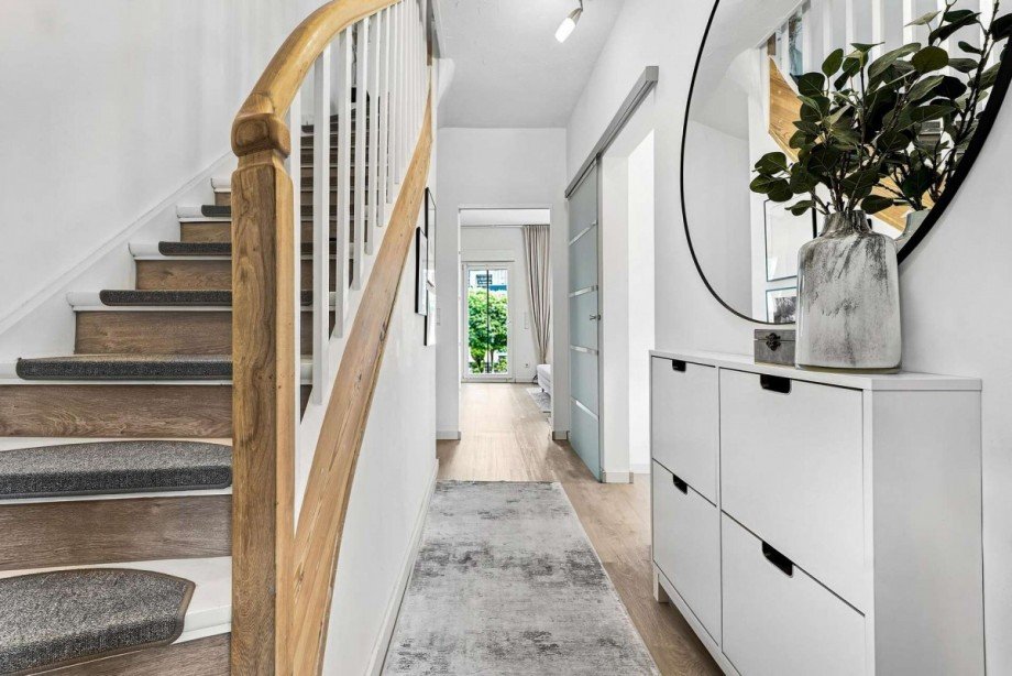 Flur mit Treppe Reihenmittelhaus Hattingen