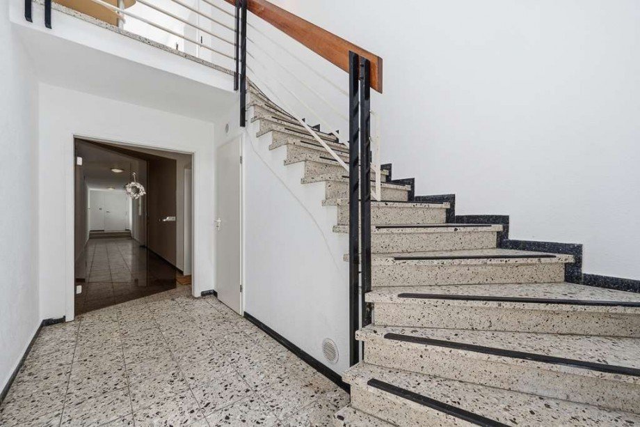 Flur mit Treppe Mehrfamilienhaus Hagen
