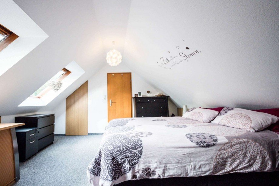 Das Schlafzimmer mit begehbare Dachgeschosswohnung Wetter