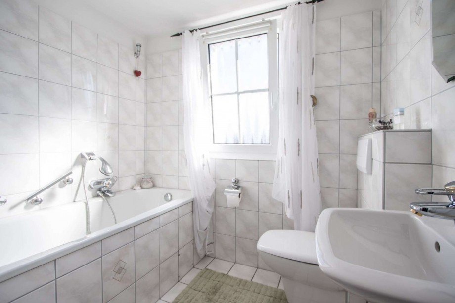 Zweites Bad mit Wanne Doppelhaush�lfte Breckerfeld