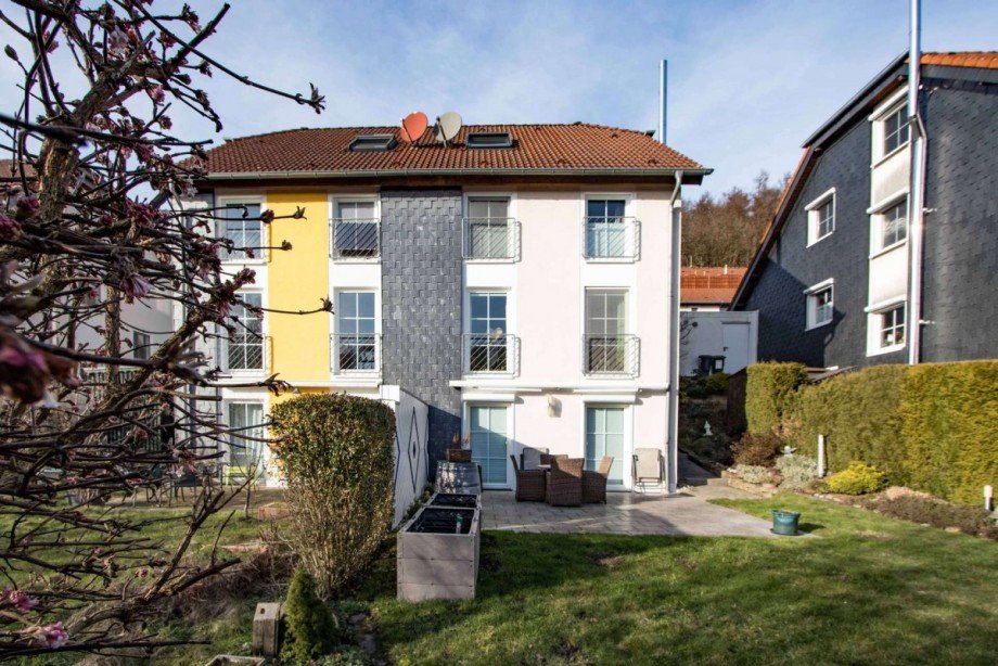 Gartenseite des Hauses Doppelhaush�lfte Wetter