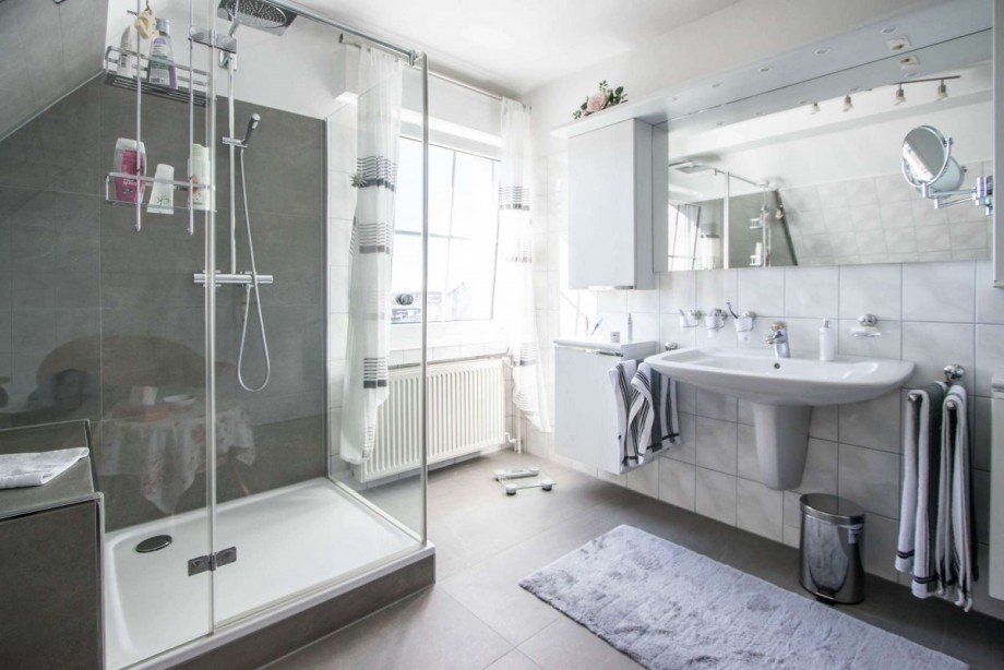 Gro�es Bad mit Dusche Doppelhaush�lfte Breckerfeld