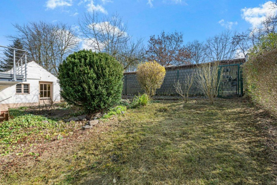 Teilansicht Garten mit Teich Wohnung Hagen