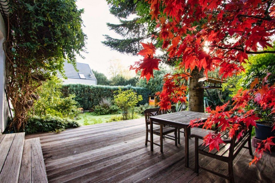 Holzterrasse mit Gartenzugang Einfamilienhaus Wetter